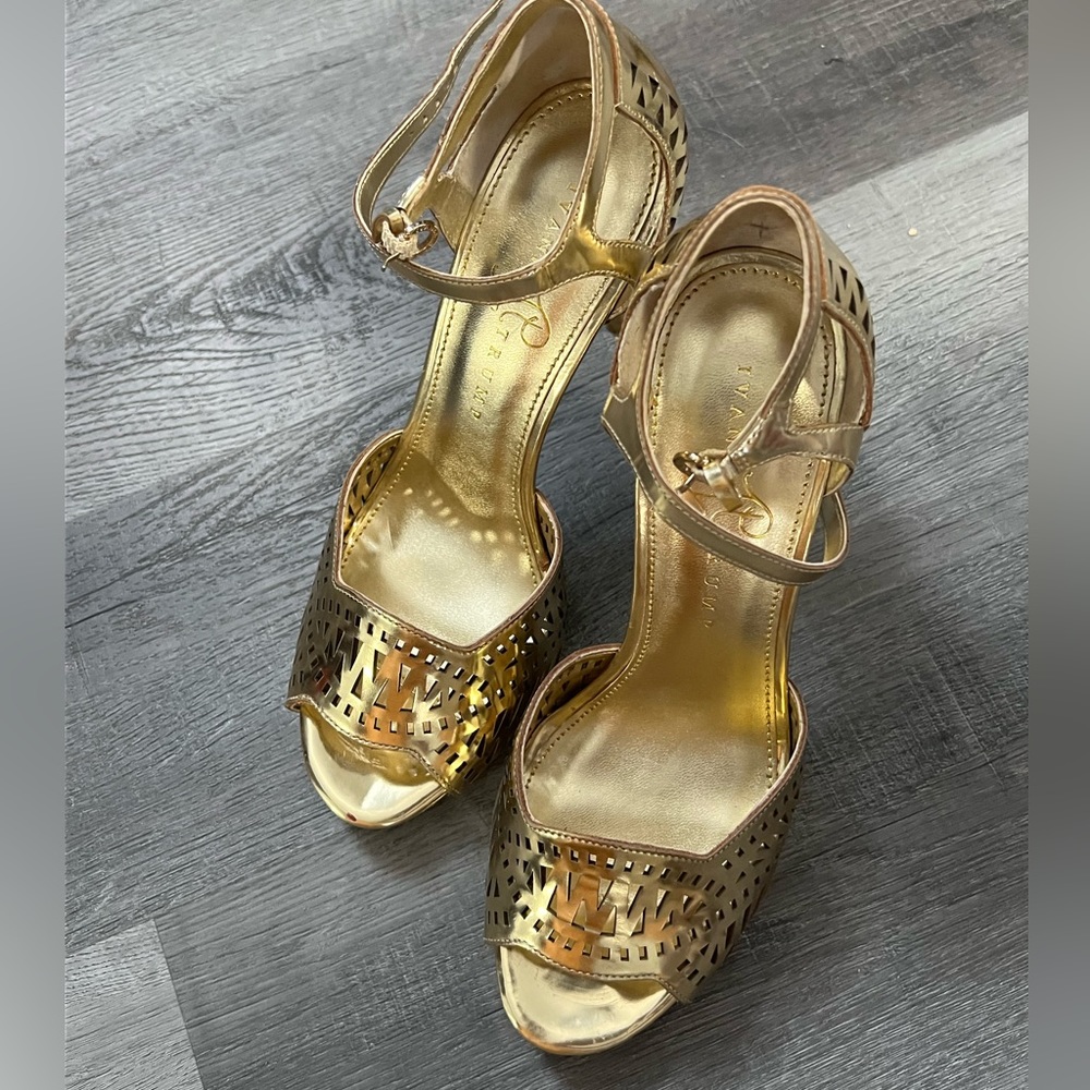 Size 8 like new, Ivanka Trump heels in gold